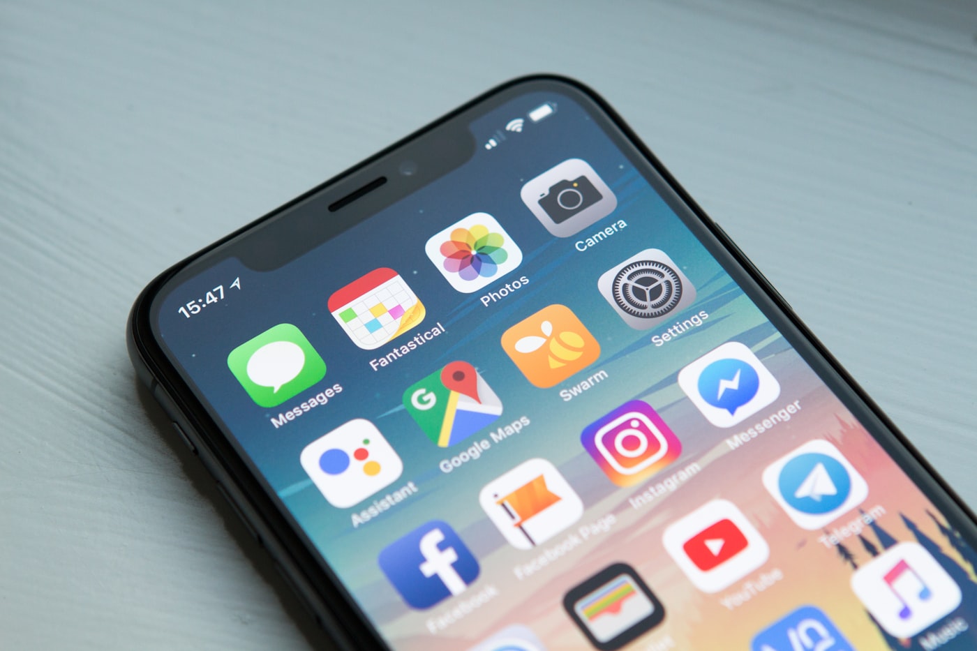 Persona usando el celular para planear un viaje