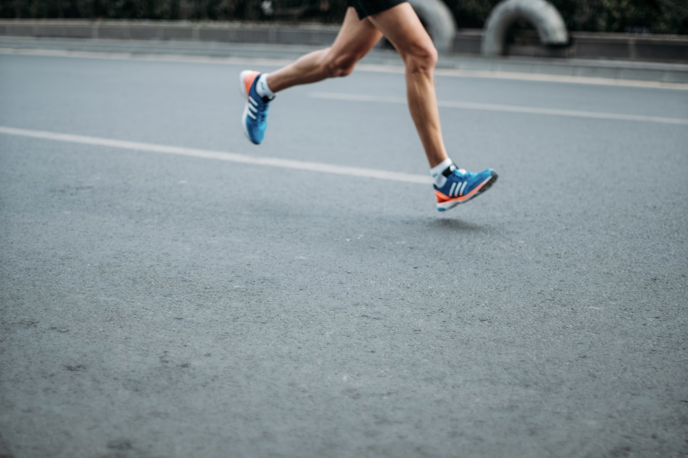 Persona lista para correr al aire libre