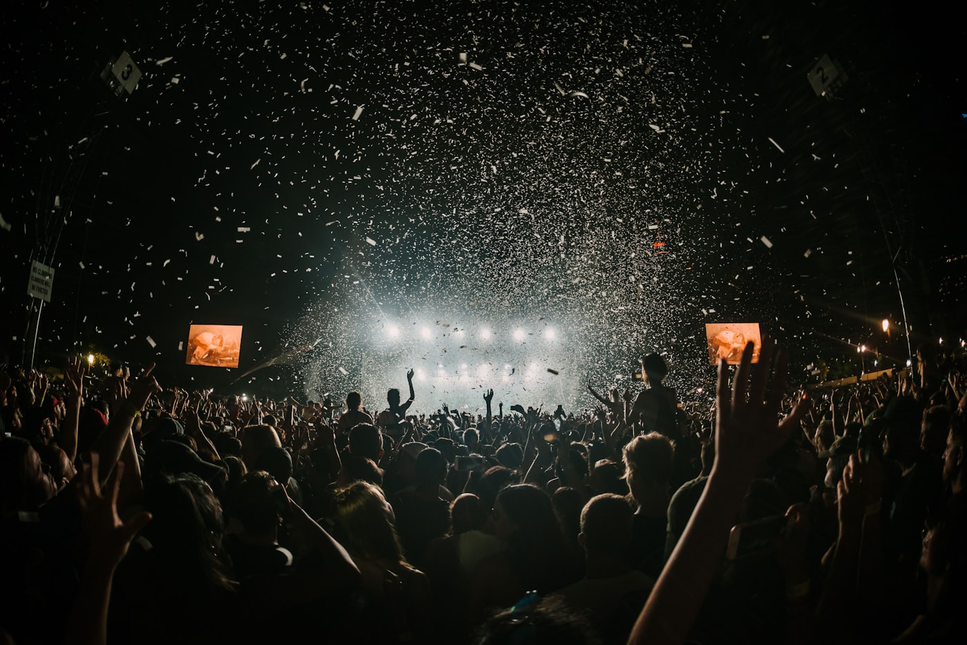 Ambiente de celebración y viaje en temporada de festivos