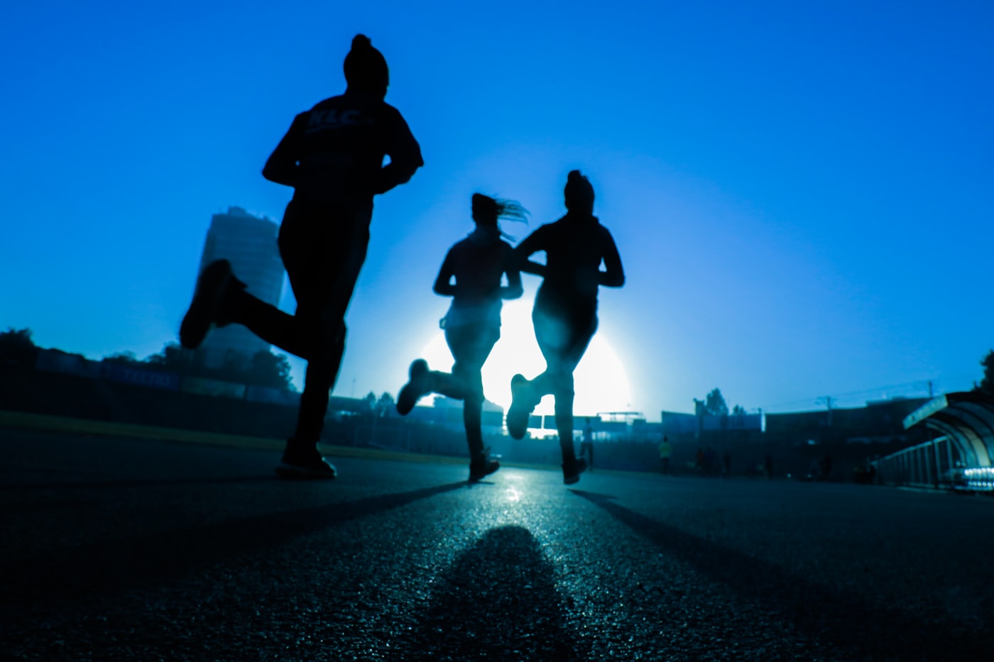 Atleta corriendo con energía en entrenamiento o carrera