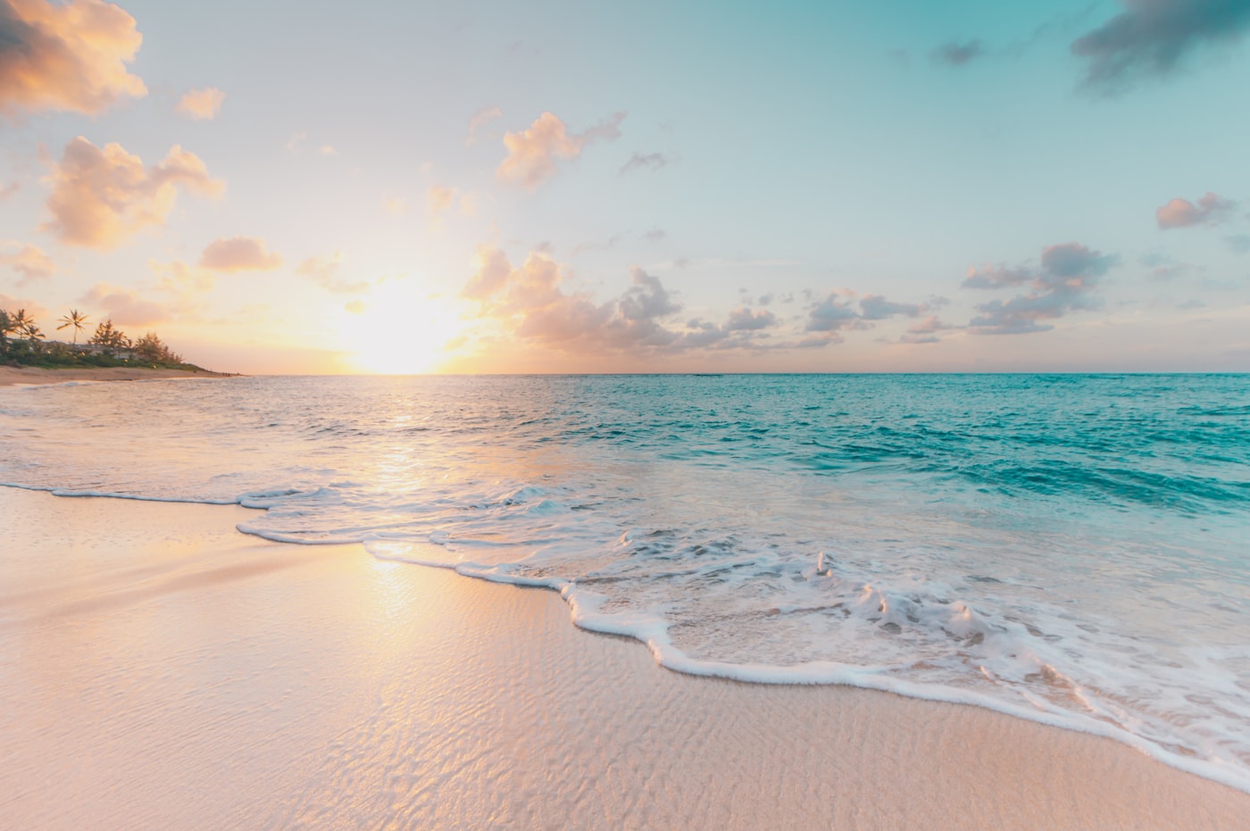 Playa soleada ideal para escapada de vacaciones