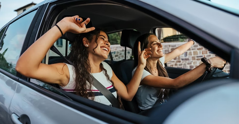 Pasajeros en un viaje compartido por carretera en Colombia