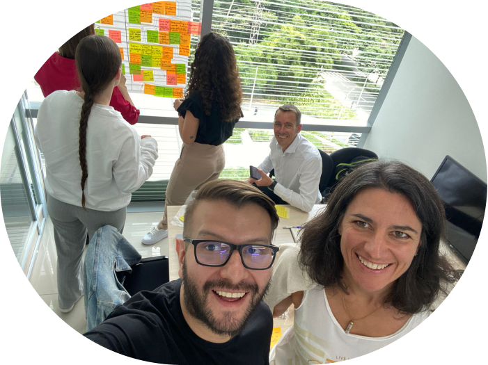 Equipo de Vamos Miti Miti trabajando juntos